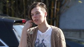 Drsná Milla Jovovich: Vyholila si půlku hlavy!