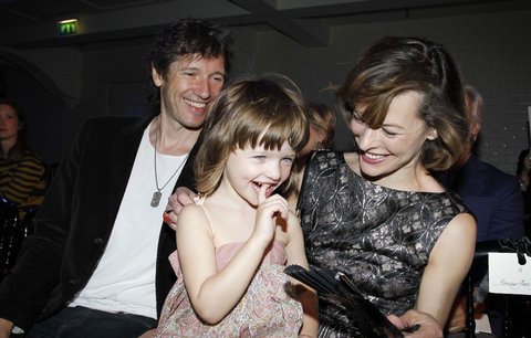 Dcera Milly Jovovich se pitvořila na módní přehlídce