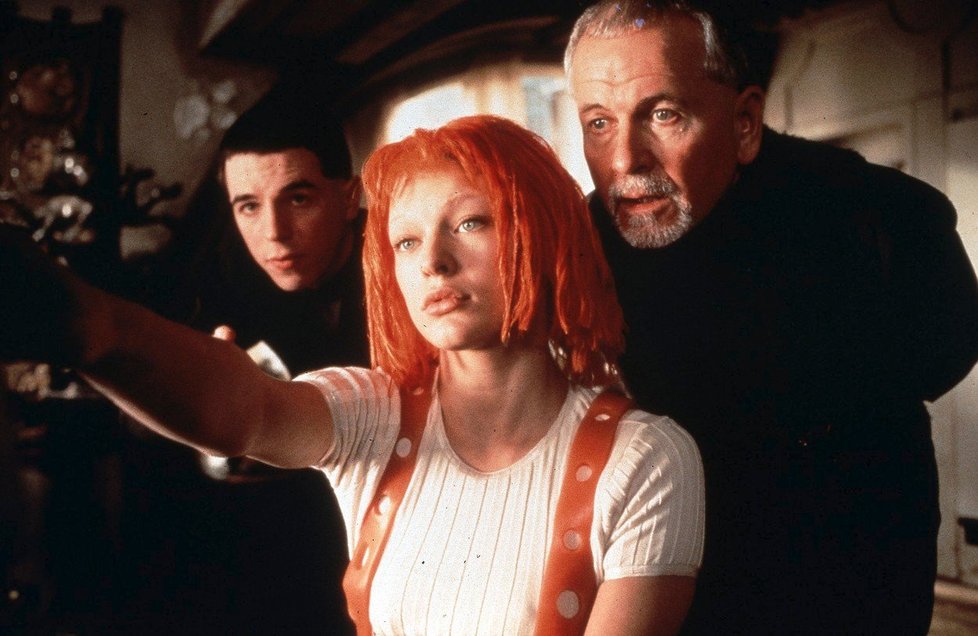 Milla Jovovich jako Leeloo v komedii Pátý element