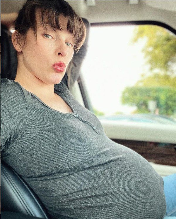 Milla Jovovich přibrala v těhotenství 23 kilogramů