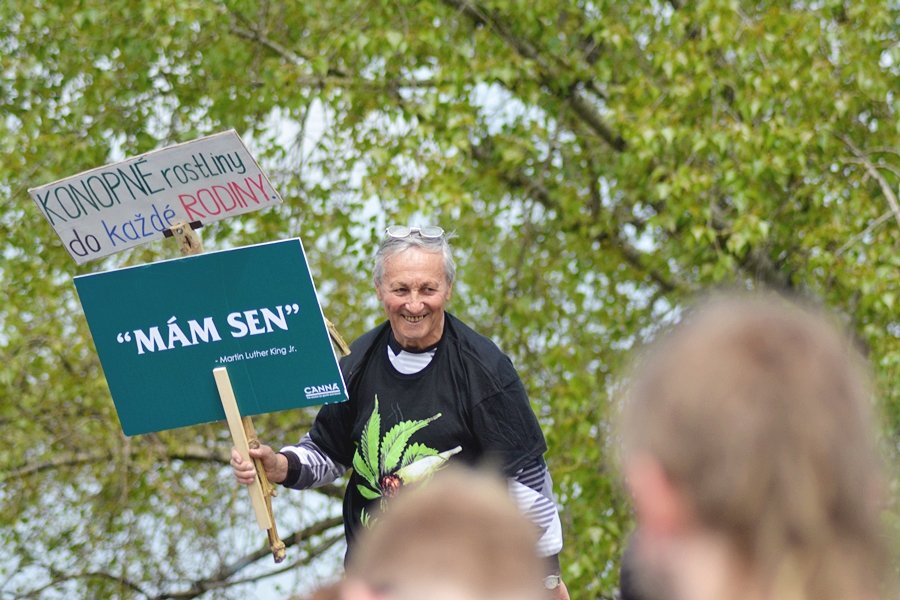 Prahou prošly stovky lidí podpořit legalizaci marihuany.