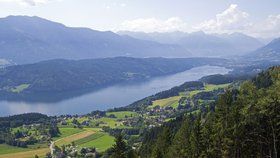 Jezero Millstatter See patří k nejkrásnějším v Rakousku. Umožní vám zkombinovat na dovolené koupání s chozením po horách.