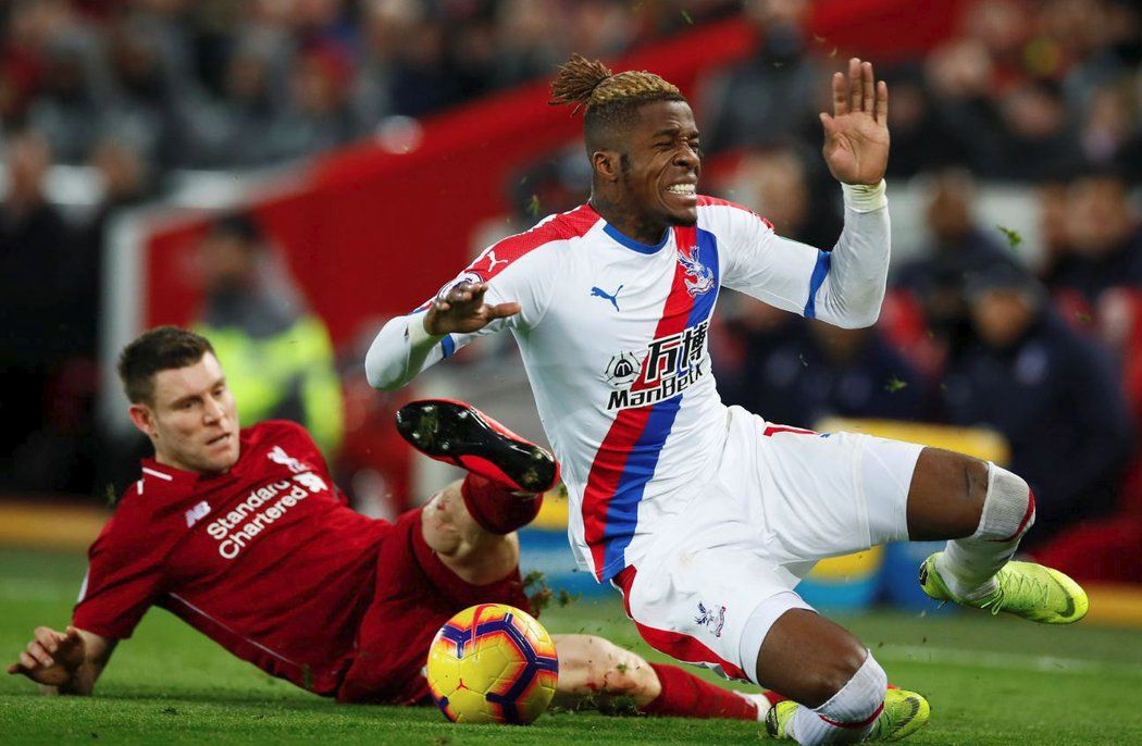 James Milner z Liverpoolu se vyfauloval na Zahovi z Crystal Palace