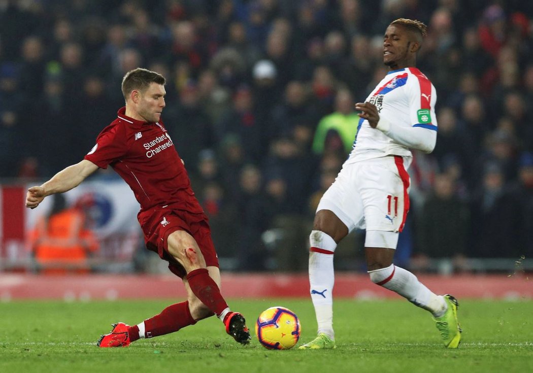 James Milner v souboji se Zahoz z Crystal Palace