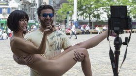 Milo Moiré se již fotila s lidmi nahá ve švýcarské Basileji.