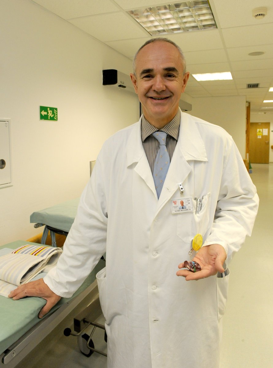 Profesor Adamec v akci. Ročně uskuteční na 50 transplantací.