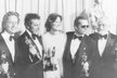 Miloš Forman sklízí Oscary za Přelet nad kukaččím hnízdem - zleva - producent Michael Douglas, režisér Miloš Forman, »Velká sestra« Louise Fletcher, Jack Nicholson, producent Saul Zaentz.