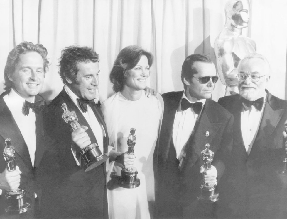 Miloš Forman sklízí Oscary za Přelet nad kukaččím hnízdem - zleva - producent Michael Douglas, režisér Miloš Forman, »Velká sestra« Louise Fletcher, Jack Nicholson, producent Saul Zaentz.