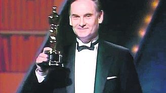 1985 Takto si Pištěk přebíral v Hollywoodu Oscara za kostýmy k Amadeovi. 1985 Takto si Pištěk přebíral v Hollywoodu Oscara za kostýmy k Amadeovi.