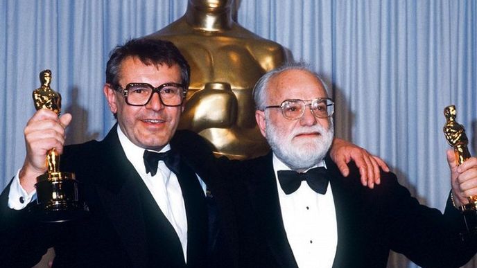 Miloš Forman (vlevo) v roce 1985 získal Oskara za film Amadeus