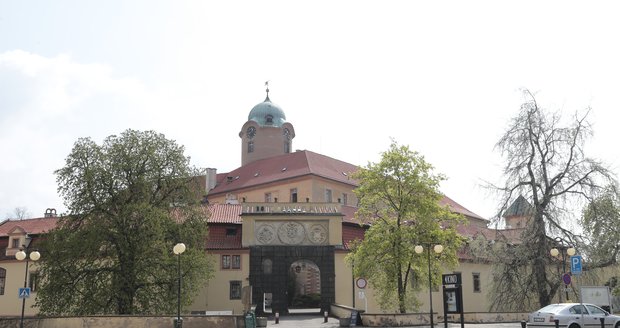Studenti dodnes každý den procházejí branou zámku na Jiřího náměstí v Poděbradech.