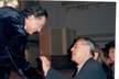 2000-Miloš Forman gratuluje Karlu Gottovi k úspěchu v newyorské Carnegie Hall