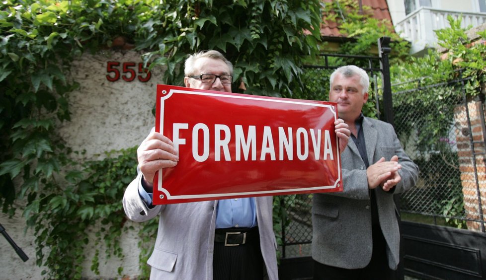 Miloš Forman s památeční cedulí