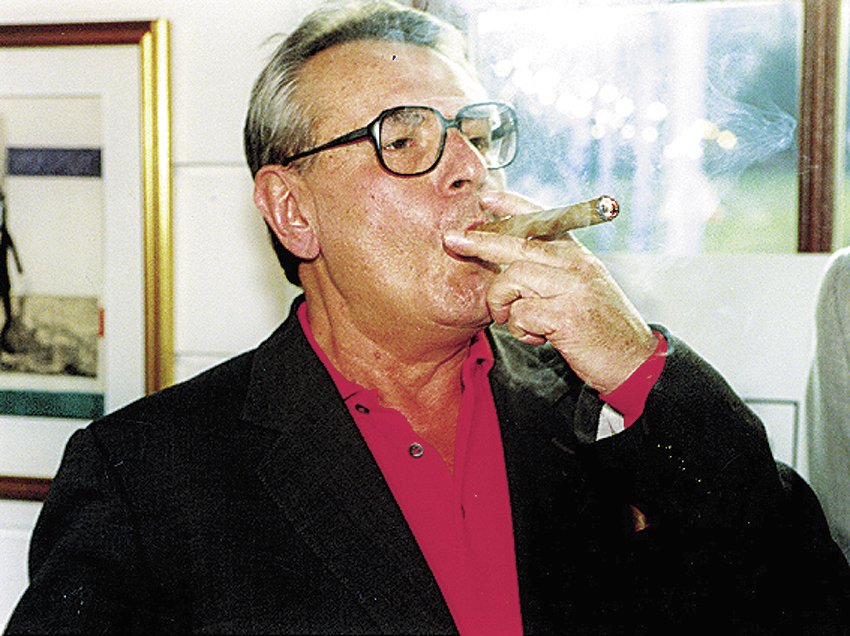 Miloš Forman si také rád zakouří.