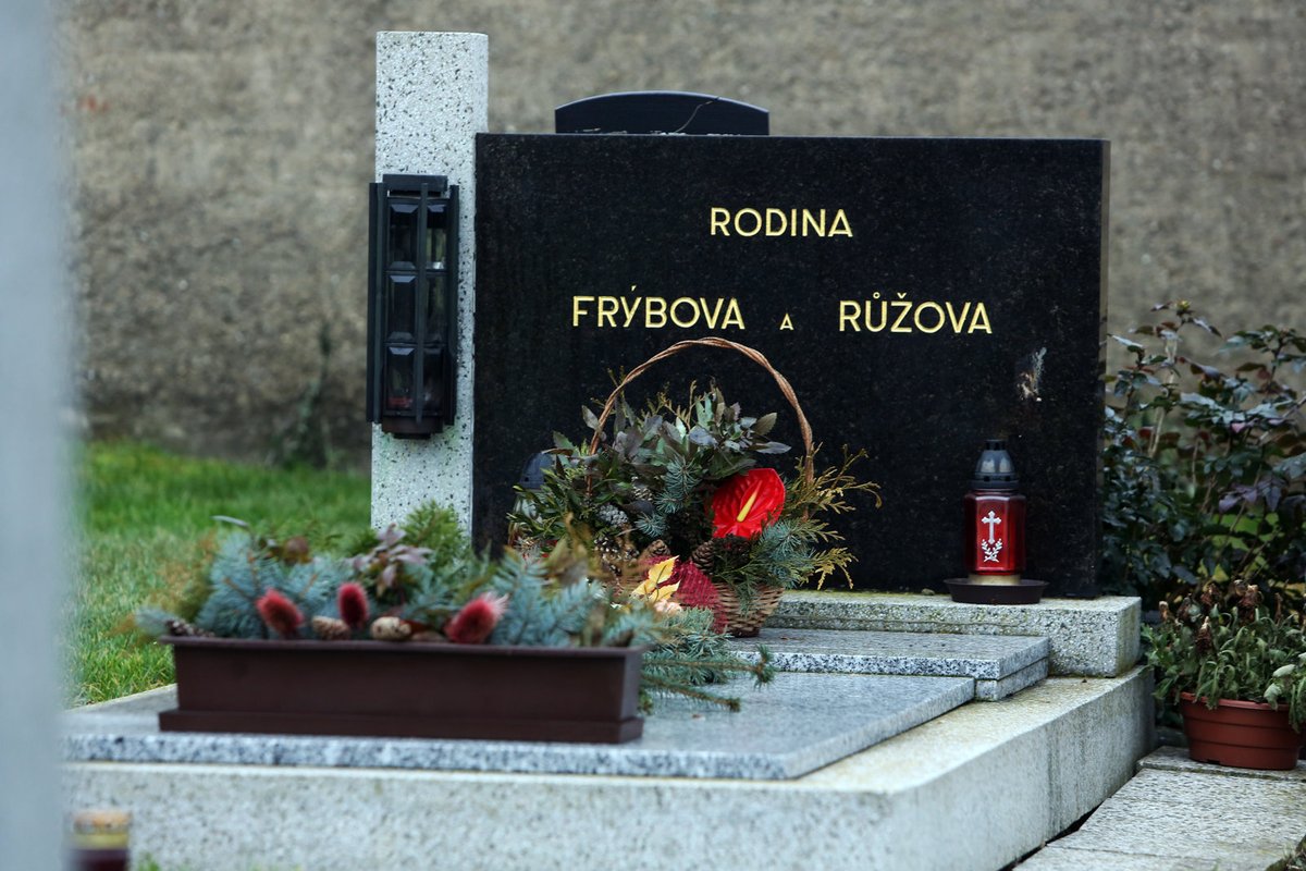 V rodinném hrobě našel poslední odpočinek Miloš Frýba se svým bratrem