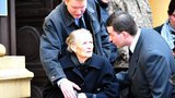Pohřeb Frýby ONLINE: Maminku (92) museli podpírat