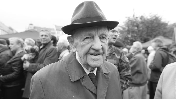 Miloš Jakeš, byl český komunistický politik, který v letech 1987–1989 působil jako generální tajemník ÚV KSČ.