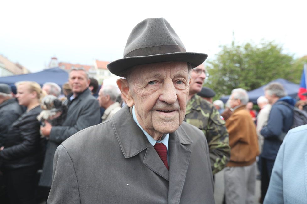 Milouš Jakeš zemřel, i jeho trestní stíhání státní zástupce zastavil.