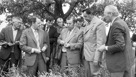 Miroslav Toman starší (třetí zprava) po boku generálního tajemníka ÚV KSČ Miloše Jakeše (druhý zleva). Psal se rok 1981.