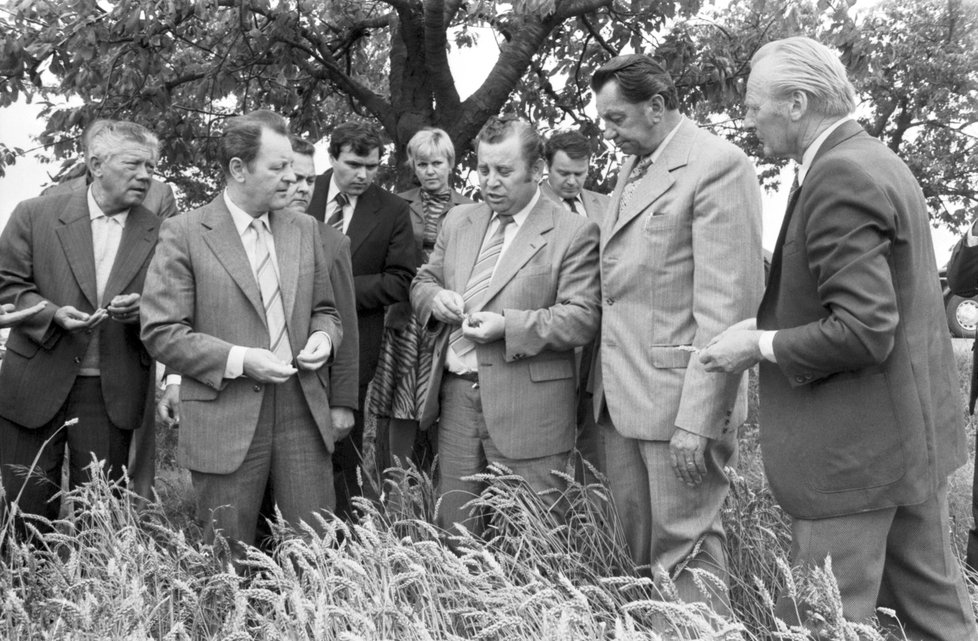 Miroslav Toman starší (třetí zprava) po boku generálního tajemníka ÚV KSČ Miloše Jakeše (druhý zleva). Psal se rok 1981.