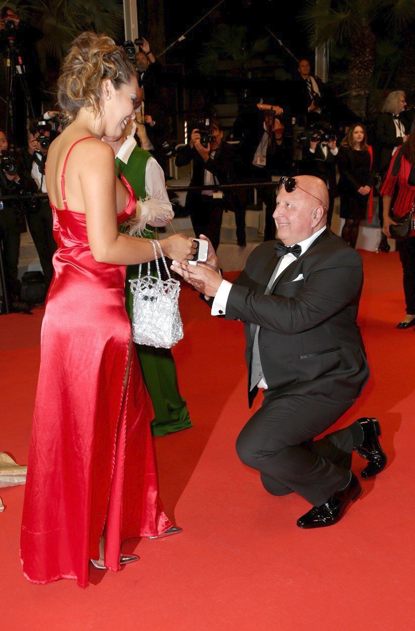 Český milionář Miloš Kant (62) požádal na červeném koberci v Cannes svou přítelkyni (25) o ruku. Řekla mu &#34;ano&#34;! Nakonec ale ze svatby sešlo.