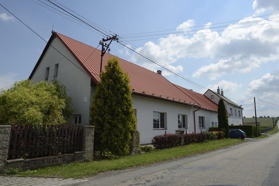 V tomto domě v obci Vinaře bydlí taxikářovi rodiče. Mají o něj velký strach.