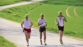 Miloš Škorpil (uprostřed), český běžec, vybíral od lidí, běžících s ním, korunu za každý kilometr. Peníze šly na konto Centra Paraple