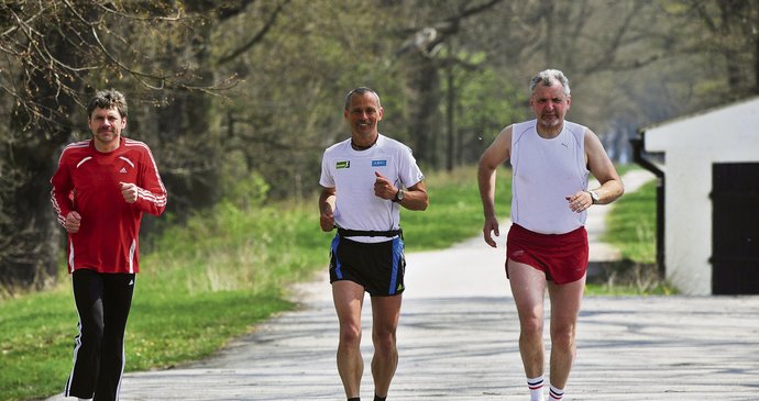 Autor článku Jiří Čada (vpravo) na počátku třiceti kilometrů běhu s Milošem Škorpilem…