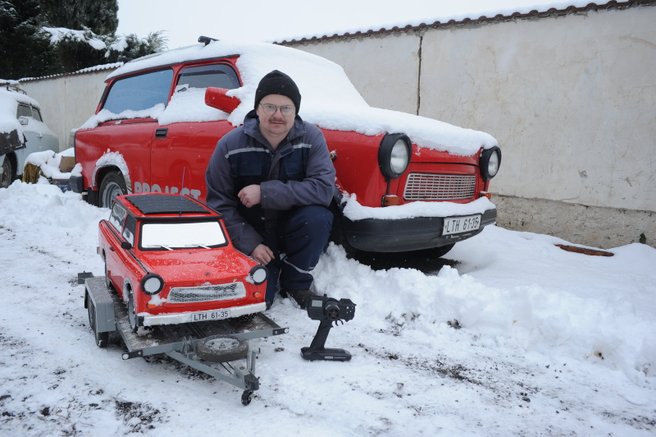 Miloš Vrbka si staví zmenšená auta. 