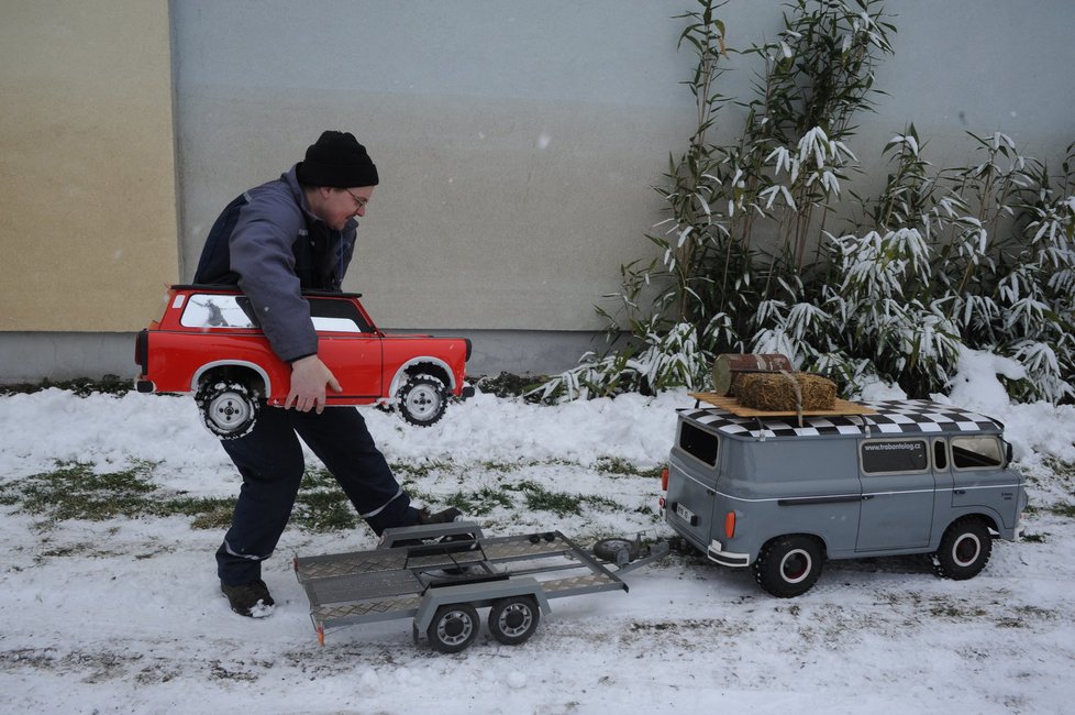 Barkas zatím čeká na dokončení, takže v době naší návštěvy nejezdil. Manipulace s modely ale není pro tintítka. Trabant váží 19 kg, barkas dokonce 90. To se pronese.