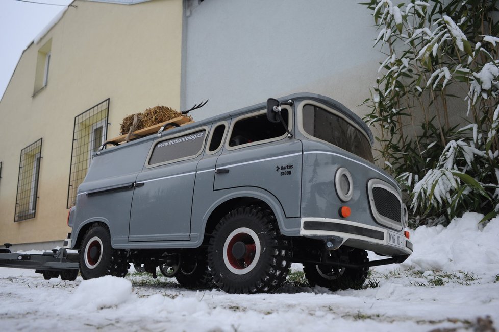 Barkas je nedokončený - čeká na vysílačku.