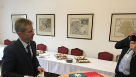 Předseda Senátu Miloš Vystrčil dostal a novinářům nabídl dort s českou a tchaj-wanskou vlajkou a citátem prezidenta Václava Havla (9. 6. 2020).