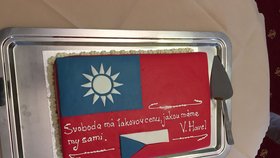 Předseda Senátu Miloš Vystrčil dostal, a novinářům nabídl, dort s českou a tchaj-wanskou vlajkou a citátem prezidenta Václava Havla (9. 6. 2020).