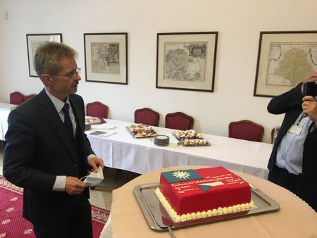 Předseda Senátu Miloš Vystrčil dostal a novinářům nabídl dort s českou a tchaj-wanskou vlajkou a citátem prezidenta Václava Havla. (9. 6. 2020)