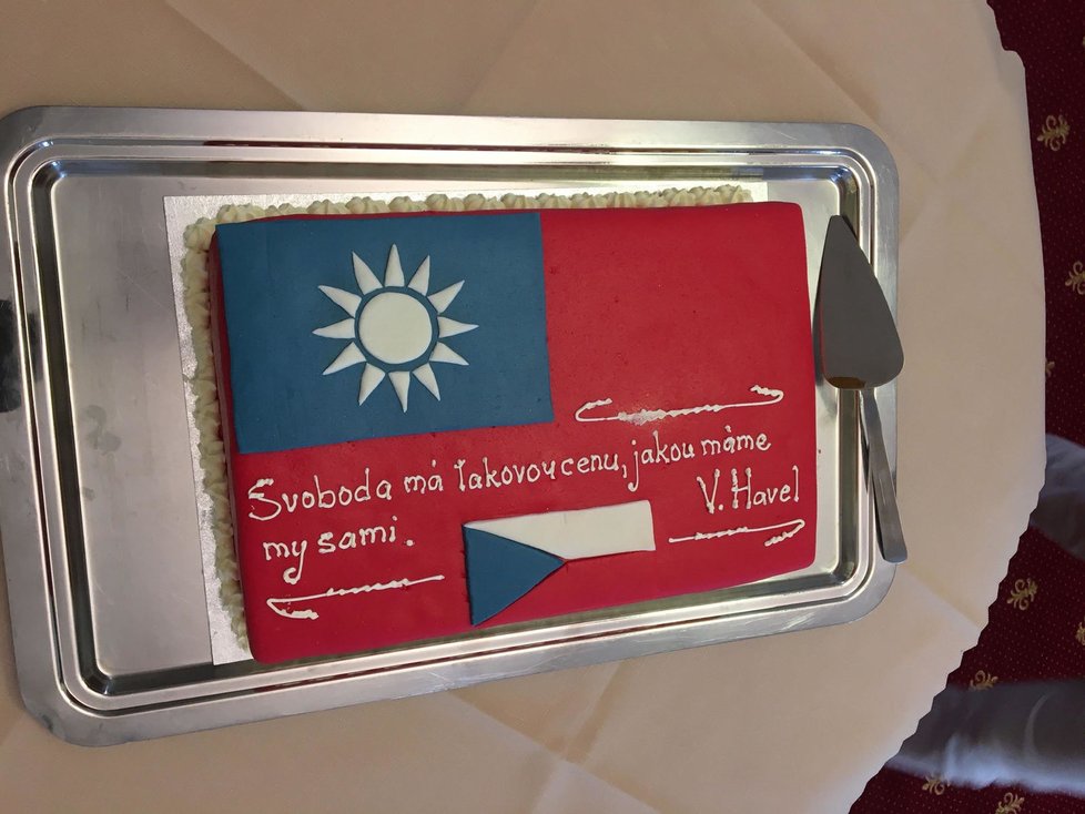 Předseda Senátu Miloš Vystrčil dostal a novinářům nabídl dort s českou a tchajwanskou vlajkou a citátem prezidenta Václava Havla. (9. 6. 2020)