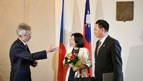 Tchajwanský ministr Joseph Wu s šéfem Senátu Milošem Vystrčilem (13.6.2023)