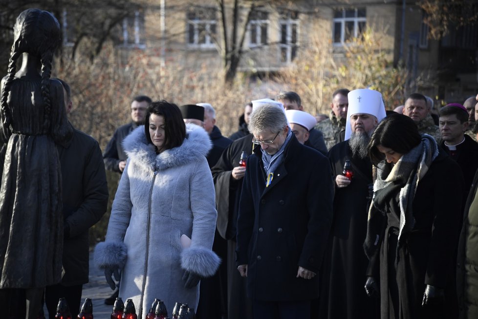 Šéf Senátu Miloš Vystrčil (ODS) a šéfka Sněmovny Markéta Pekarová Adamová (TOP 09) uctili v Kyjevě památku obětí hladomoru (25.11.2023)