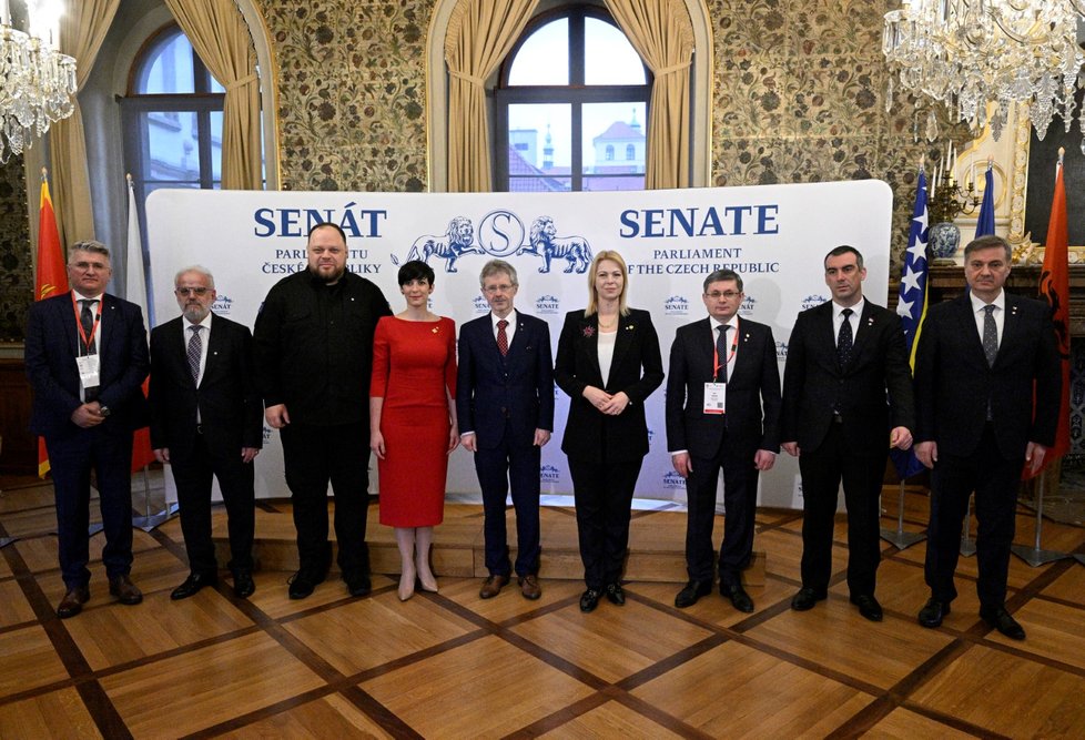 Zástupci kandidátských zemí EU s šéfem Senátu Milošem Vystrčilem a šéfkou Sněmovny Markétou Pekarovou Adamovou (24.4.2023)