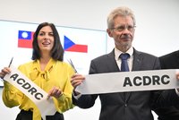 Vláda zatrhla Vystrčilovi let na Tchaj-wan: Ať letí linkou, řekl Babiš. „Zmetek“, ulevil si Topolánek