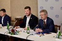 Schůzka nepřátel: Okamura usedl vedle Vystrčila a hlásil konec „politiky Tchaj-wan“