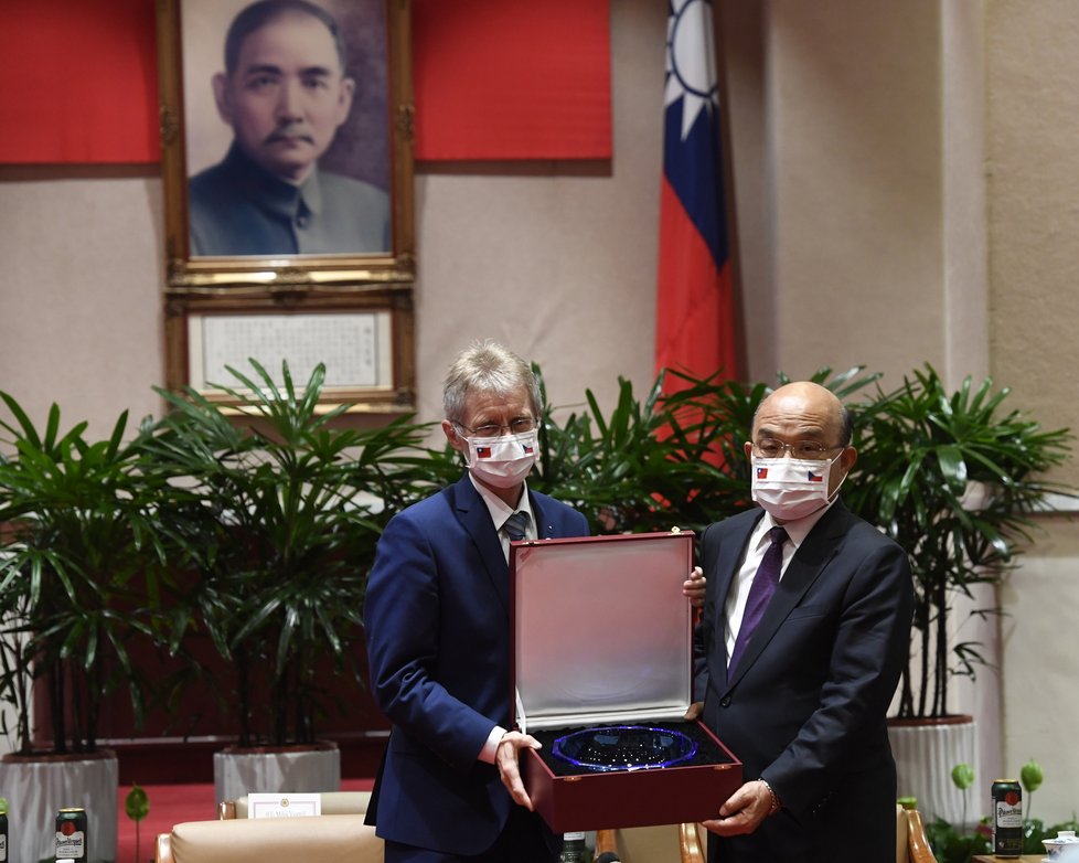 Předseda Senátu Miloš Vystrčil se setkal v Tchaj-peji s tchaj-wanským premiérem Su Čen-čchangem (2.9.2020).