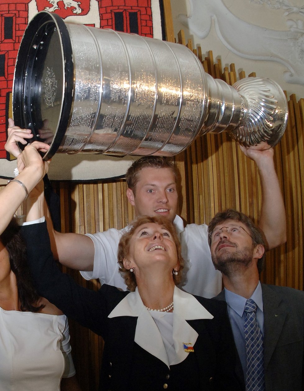 Vítěz Stanley Cupu Josef Vašíček s trofejí v Havlíčkově Brodu. Vlevo starostka Jana Fischerová, vpravo tehdejší hejtman Miloš Vystrčil.