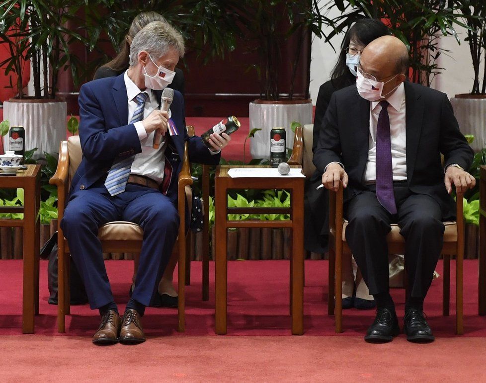 Předseda Senátu Miloš Vystrčil se setkal v Tchaj-peji s tchajwanským premiérem Su Čen-čchangem (2. 9. 2020).
