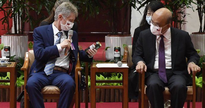 Předseda Senátu Miloš Vystrčil se setkal v Tchaj-peji s tchaj-wanským premiérem Su Čen-čchangem (2.9.2020)