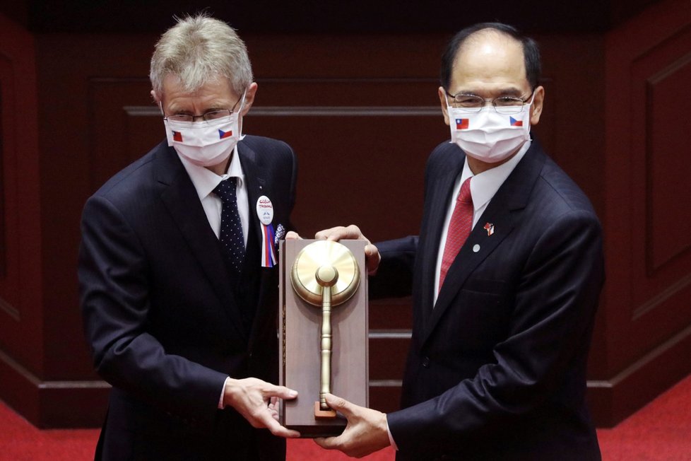 Šéf české horní komory Miloš Vystrčil je prvním předsedou Senátu, který za posledních 45 let vystoupil na zasedání Legislativního dvora, tedy v tchajwanském parlamentu. Jeho předseda Jou Si-kchun mu udělil medaili za parlamentní diplomacii (1. 9. 2020).