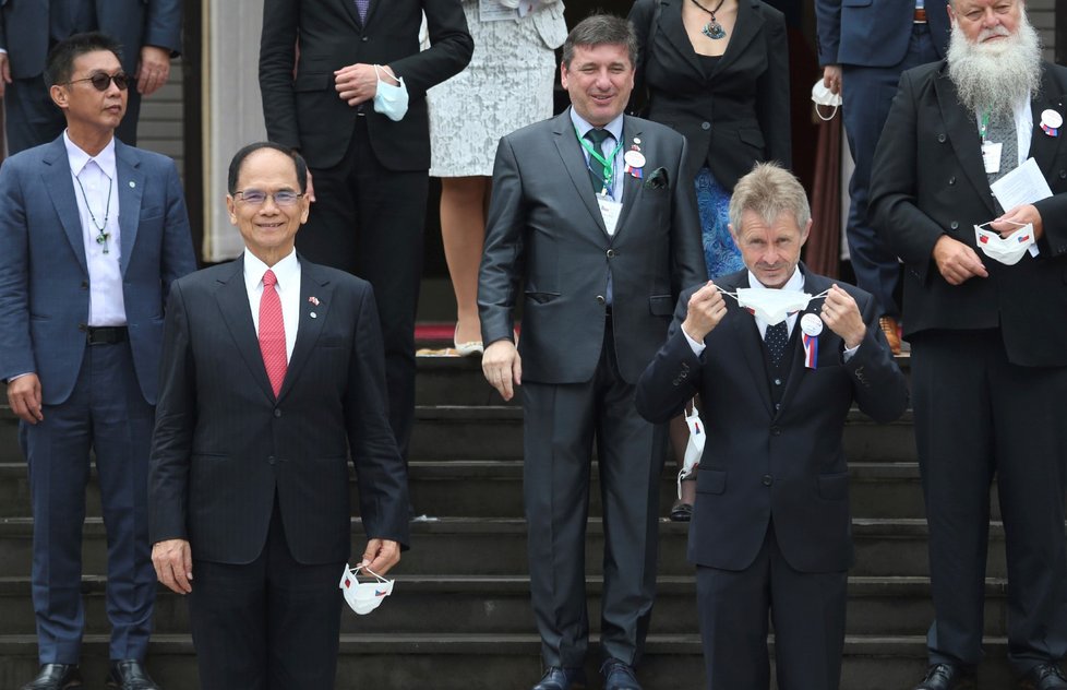 Šéf české horní komory Miloš Vystrčil je prvním předsedou Senátu, který za posledních 45 let vystoupil na zasedání Legislativního dvora, tedy v tchajwanském parlamentu. Jeho předseda Jou Si-kchun mu udělil medaili za parlamentní diplomacii. (1. 9. 2020)