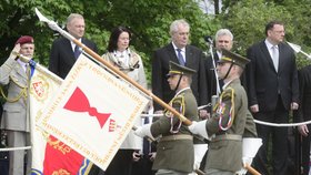 Přehlídky se učastnil (zleva) náčelník generálního štábu Petr Pavel, ministr obrany Vlastimil Picek, Miroslava Němcová, Miloš Zeman, Milan Štěch, Petr Nečas a Bohuslav Svoboda.  