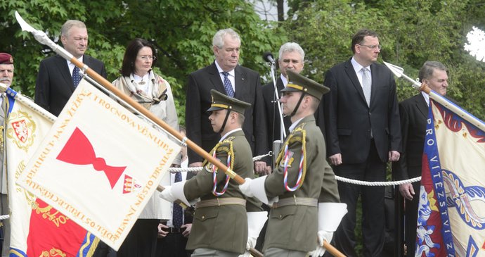 Přehlídky se učastnil (zleva) náčelník generálního štábu Petr Pavel, ministr obrany Vlastimil Picek, Miroslava Němcová, Miloš Zeman, Milan Štěch, Petr Nečas a Bohuslav Svoboda.  