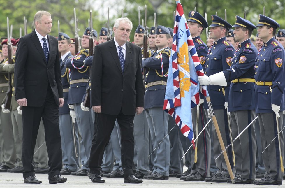 2013: Miloš Zeman a Vlastimil Picek přišli položit věnce k Národnímu památníku na Vítkově.