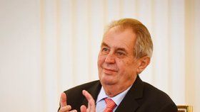 Miloš Zeman absolvoval adventní setkání se zaměstnanci Pražského hradu, nechyběla dcera Kateřina či kancléř Mynář.